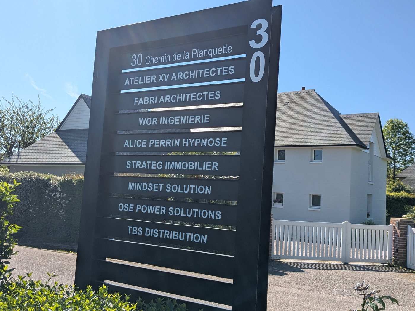 Le totem du 30 chemin de la Planquette indiquant Alice Perrin Hypnose